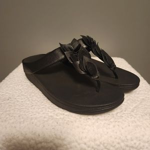 Fitflop "Fino" black leather leaf top thong sandals size 10